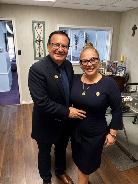 Pastor Leopoldo Rueda and Pastora Bleidy Marcela Rueda smiling together in the church office.